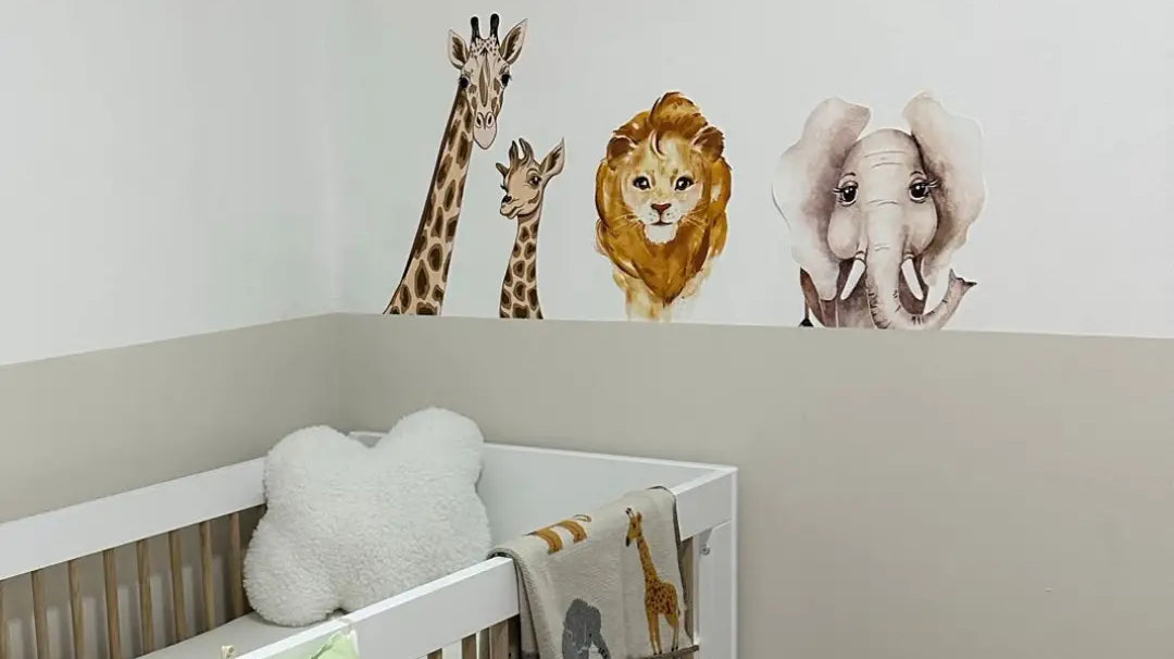 מדבקות קיר כפתרון לסימון אזור אישי בחדר משותף לאחים
